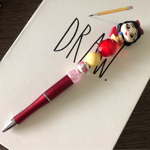 Disney Doorables: Snow White & The Seven Dwarfs: Snow White handmade beaded pen - Picture 2 of 3